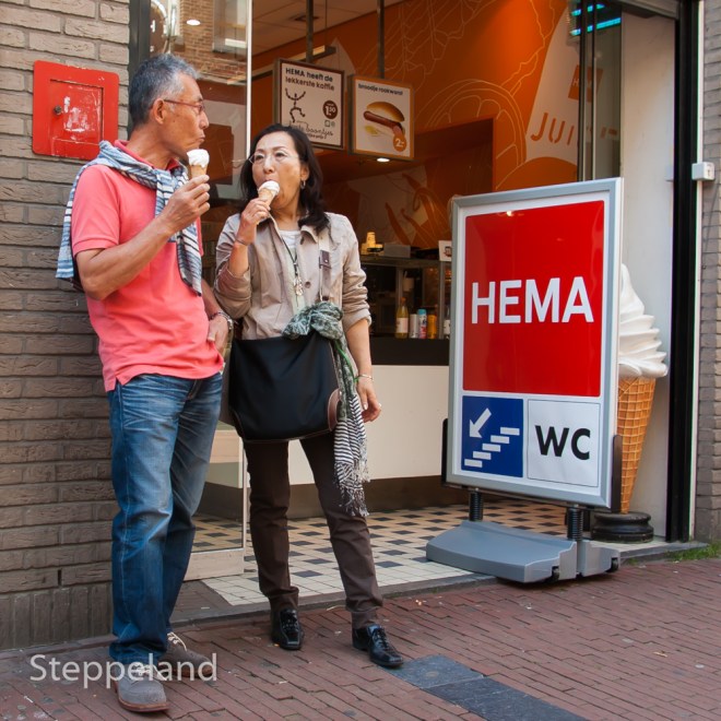 Amsterdam Street photography - Icecream eaters in red and blue